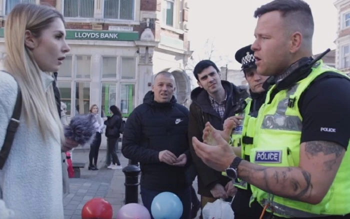 Έκανε αυτό που κανείς δεν τολμούσε και έβρισε τον Αλλάχ σε περιοχή με μουσουλμάνους! Δείτε τι έγινε… (βίντεο)